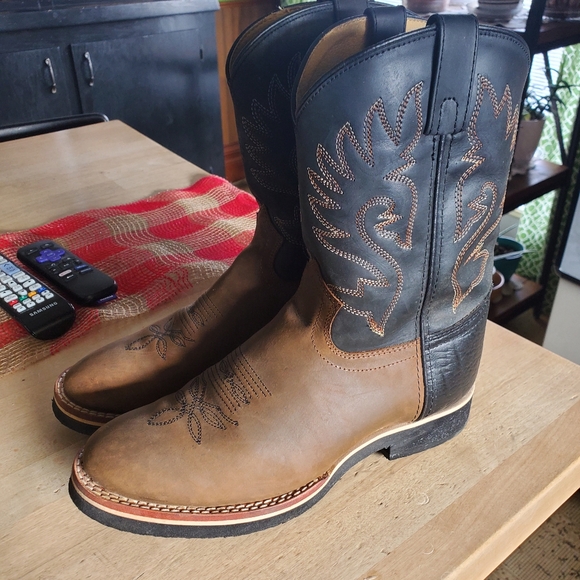 Justin Boots. Size 5.5 equivalent to 7 in women's. See inside of boot picture. - Picture 2 of 4
